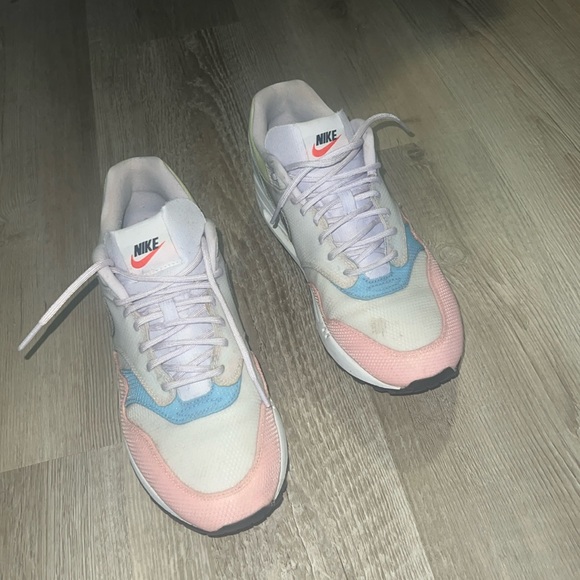 Nike shoes - Picture 1 of 3